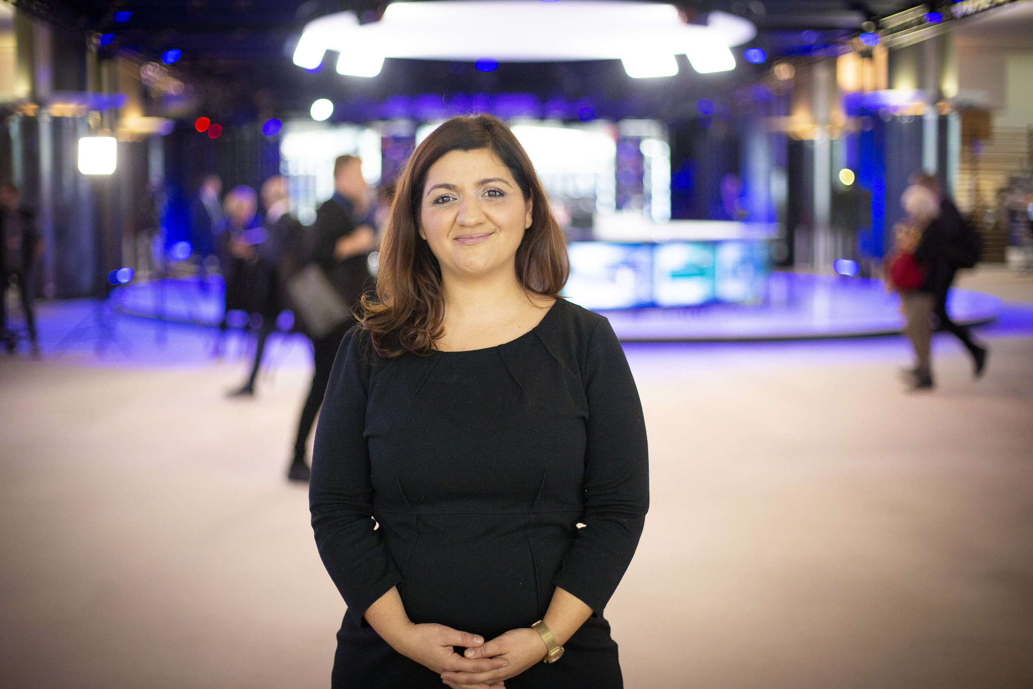 Özlem Demirel im Europäischen Parlament stehend