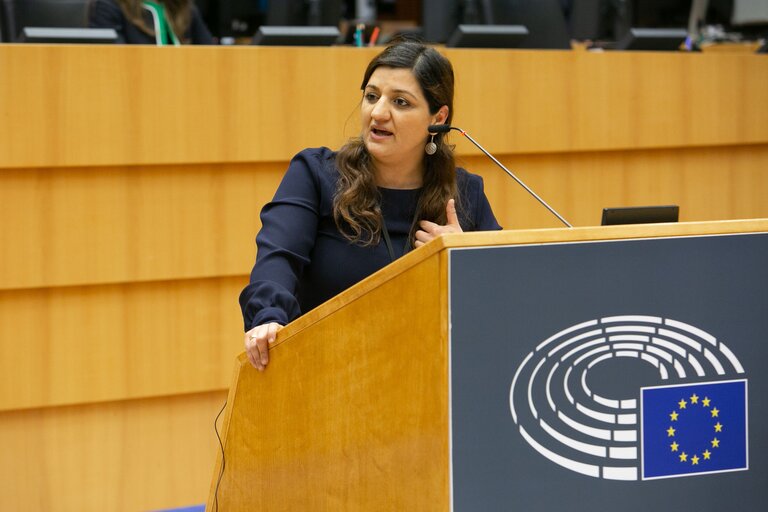 Özlem Demirel eine Rede im Plenum haltend