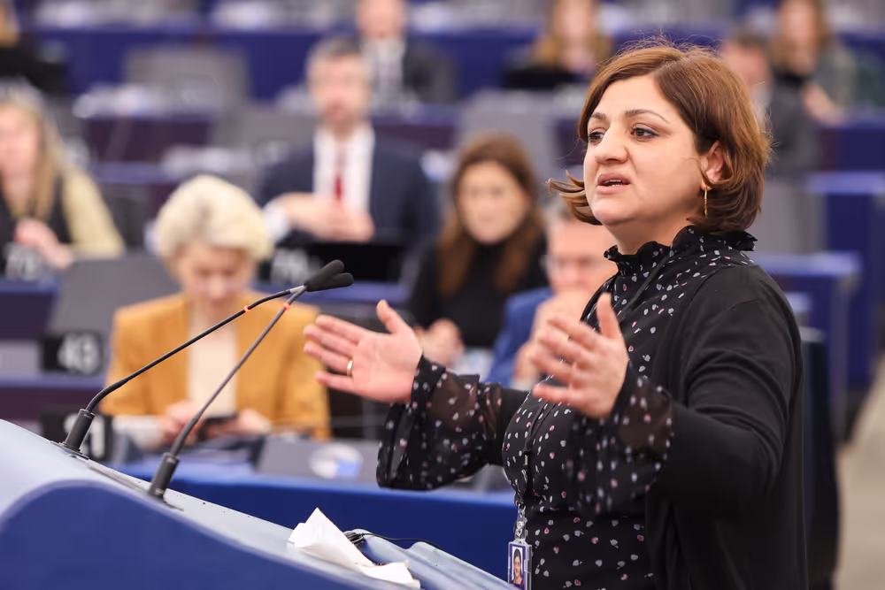 Özlem Demirel eine Rede im Parlament haltend