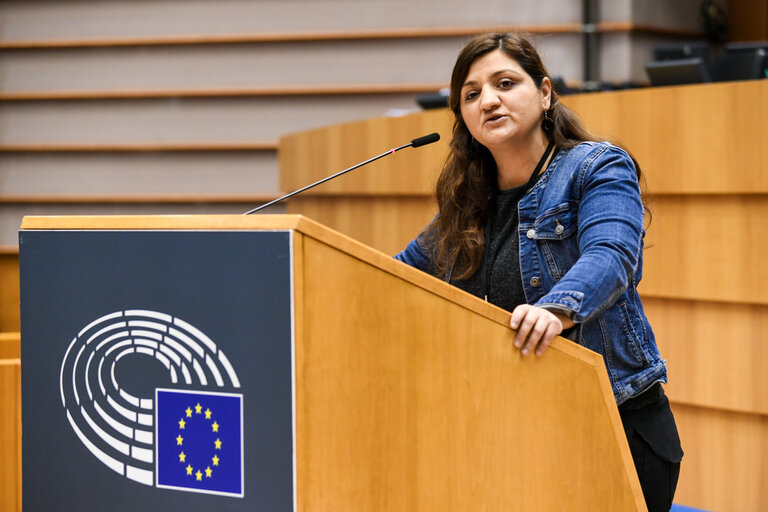 Özlem Demirel eine Rede im Plenum haltend