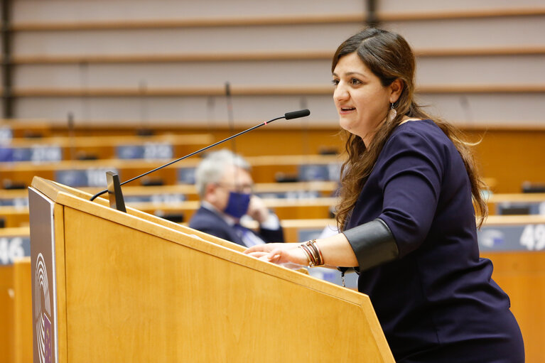 Özlem Demirel im Redebeitrag